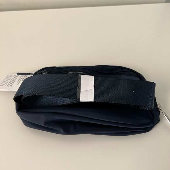 Lululemon everywhere belt bag - Picture 3 of 9